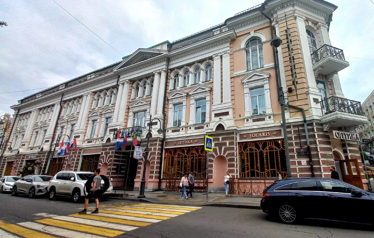 В этом отеле Пугачева и Николаев снимали свой клип про Владивосток.