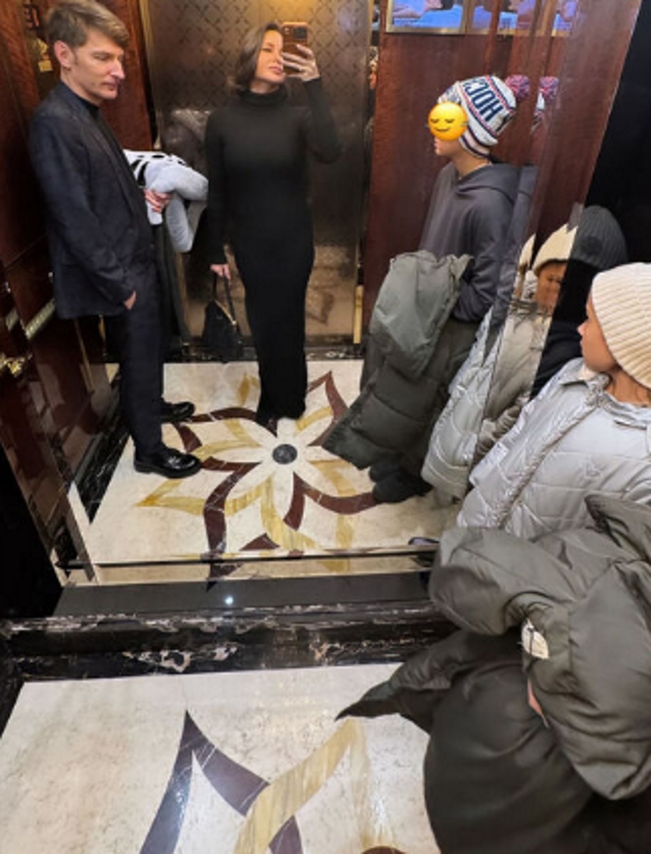 Ляйсан Утяшева с Павлом Волей, дочкой Софией и сыном Робертом. Фото: соцсети