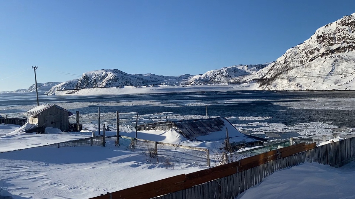 Продолжаю прикреплять такие разные фотографии с крыльца нашего "отеля".