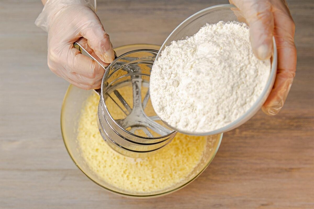 Добавление молока и муки