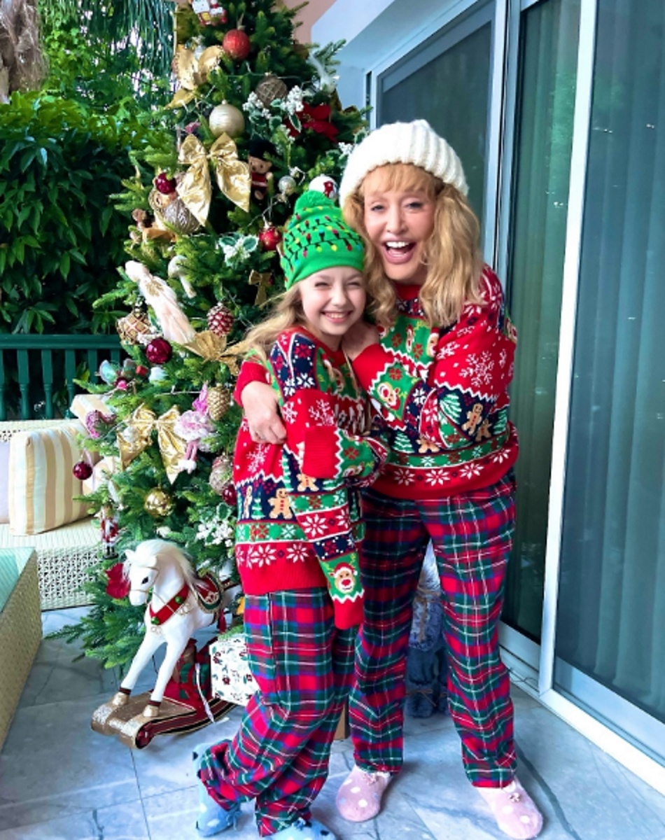 Праздничная фотосессия моментально собрала тысячи восторженных комментариев. «Какой уютный кадр!»