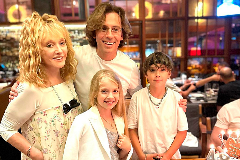 После эмиграции из России в 2022 году семья сначала обосновалась в Израиле, но из-за обострения конфликта переехала на Кипр.