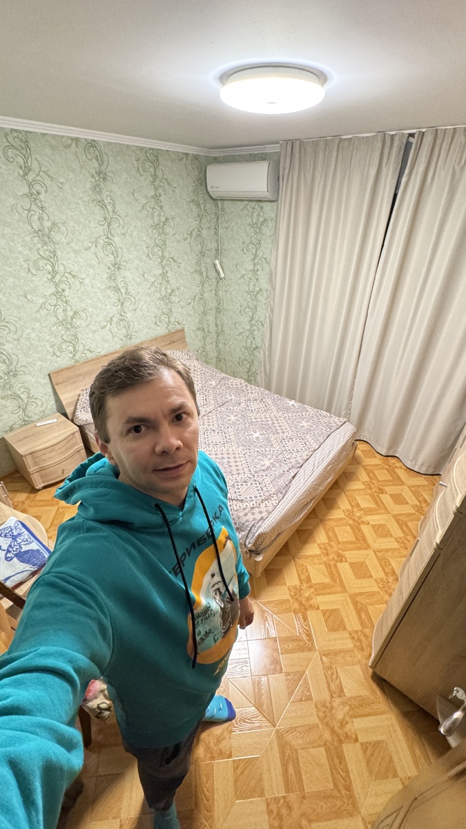 Небольшая комната с кухней и санузлом на втором этаже гостевого дома