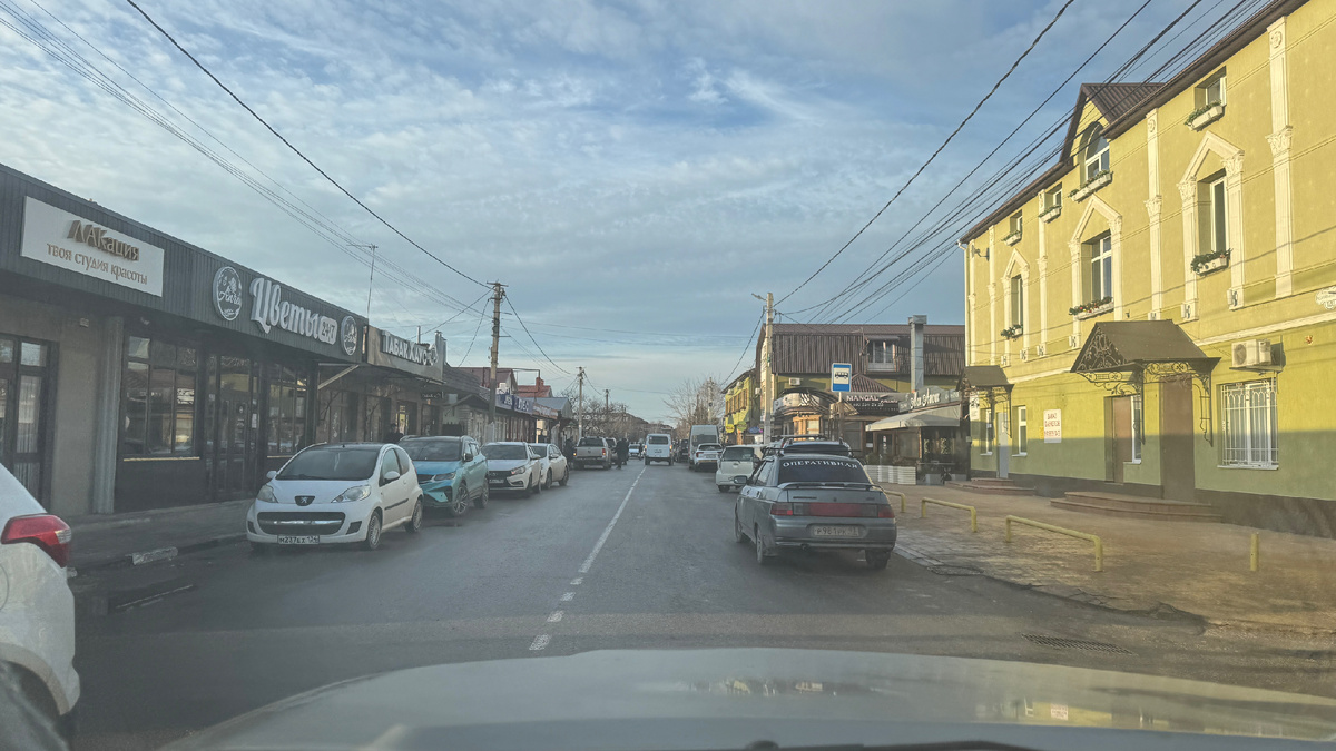 У волонтерского штаба все забито автомобилями