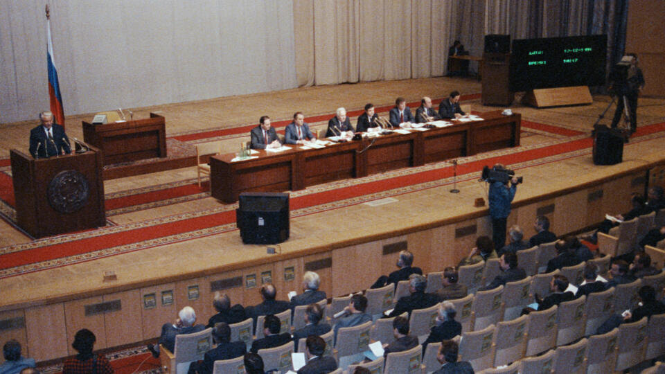     Распад СССР – закономерный итог работы советской "фабрики наций" Президент РСФСР Борис Николаевич Ельцин (на трибуне) во время выступления с докладом "О Соглашении о создании Содружества Независимых Государств". ТАСС/Александр Чумичев