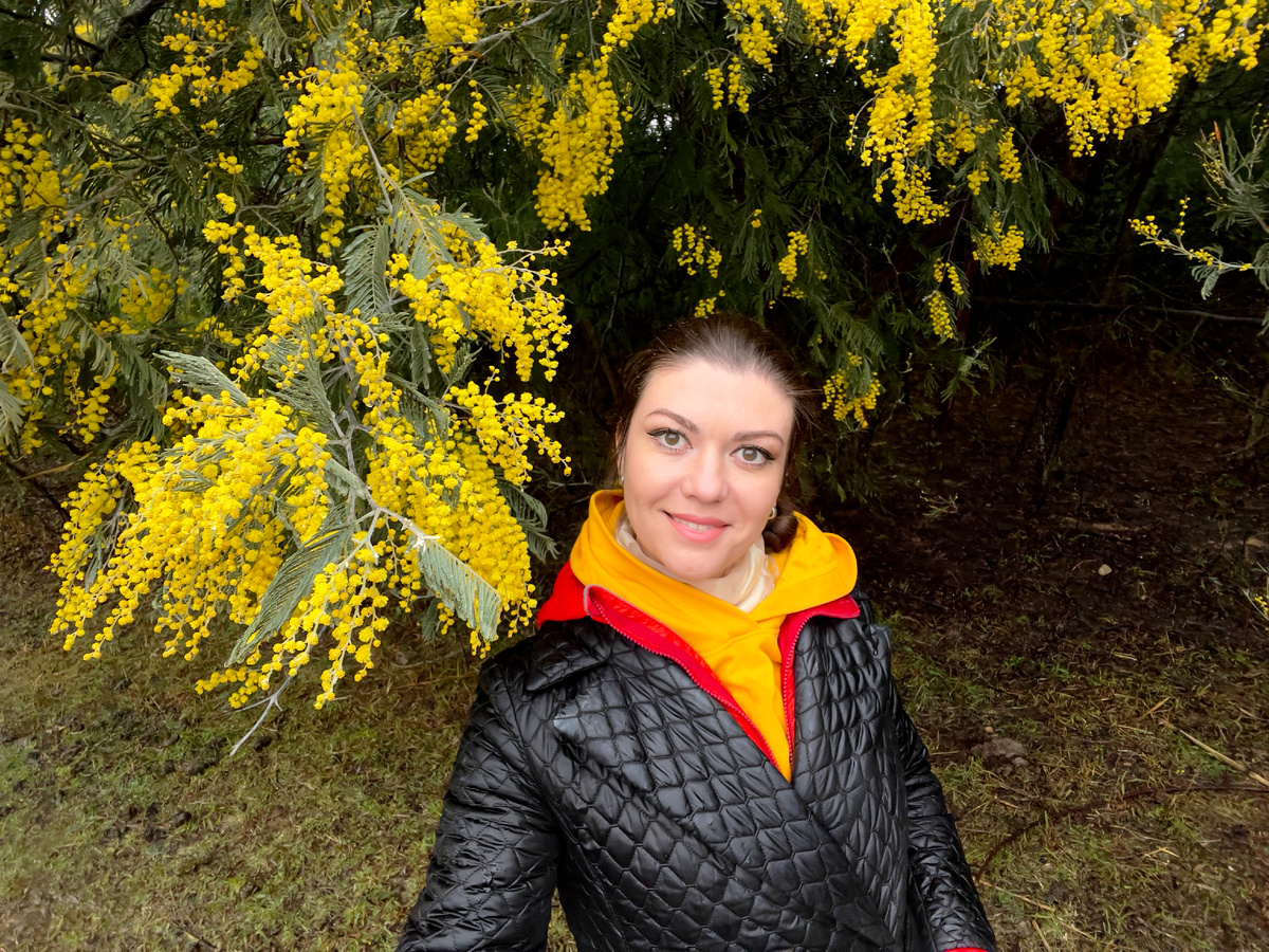 Конец февраля в Абхазии - это время цветения мимозы, минимальное количество туристов и дешевые цены на перелет из Москвы до Сочи. Так мы думали, когда решили поторопить весну и отправиться за ней на юг. И это было худшим решением. 