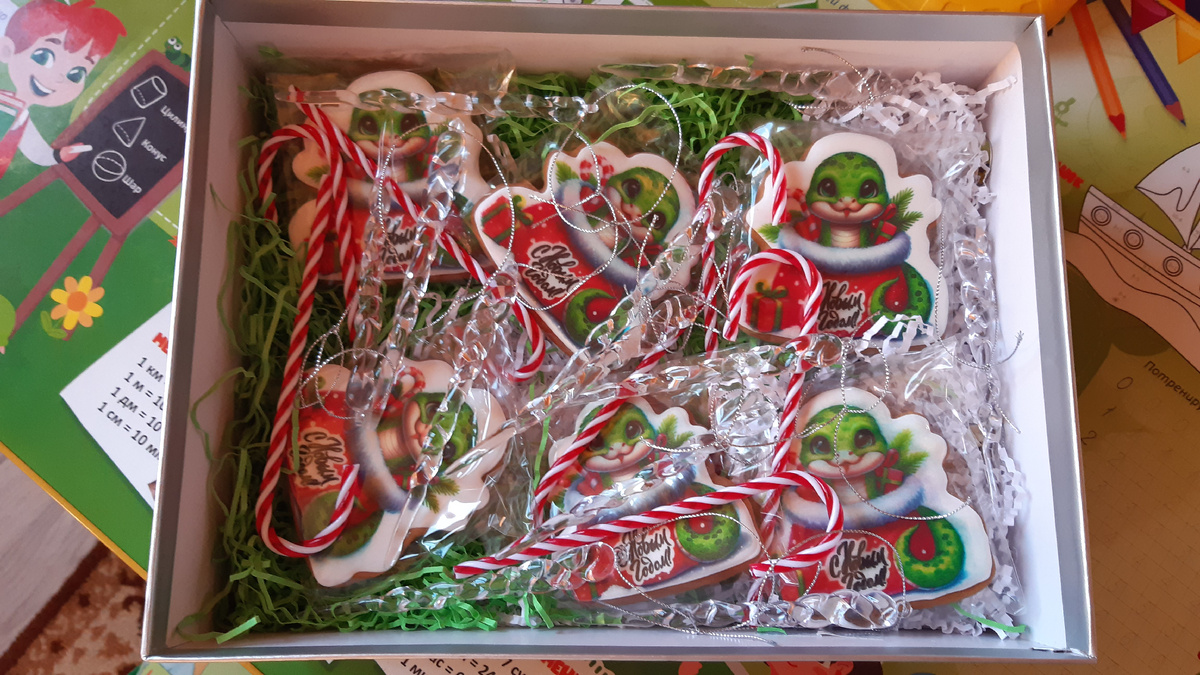 Подарки моими ученикам: имбирные пряники и 2 игрушки на ёлку (посох и сосулька).