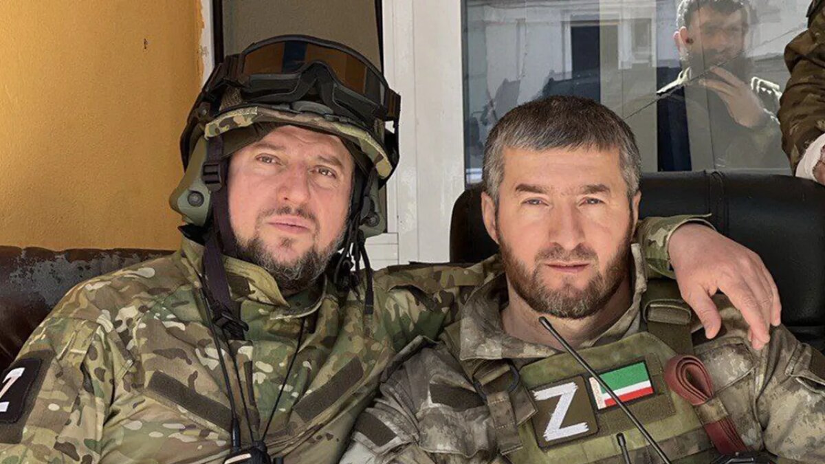    Командир спецназа "АХМАТ" Апти Алаудинов (слева)