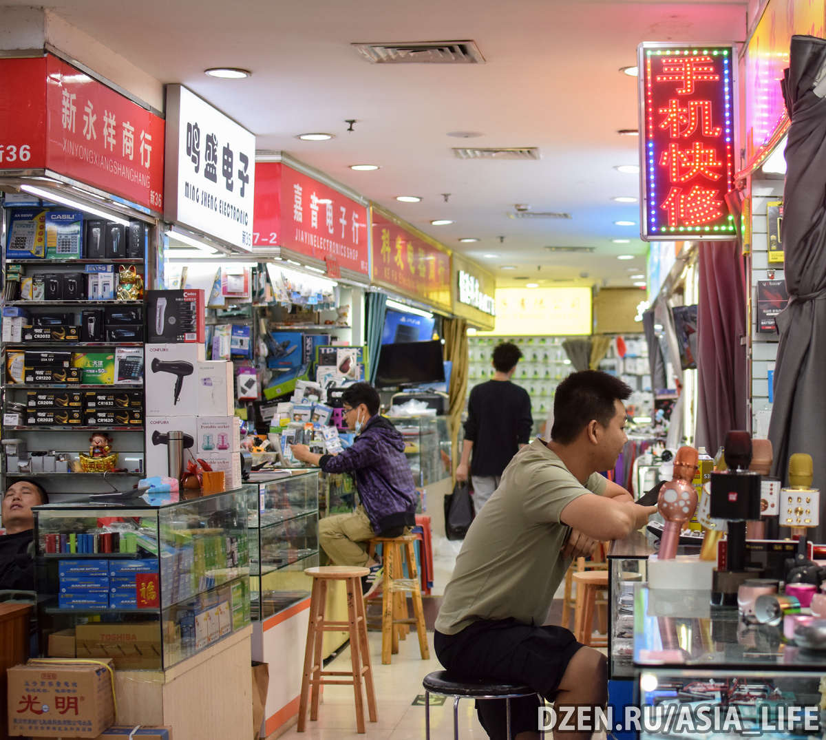 Рынок Электроники в Гуанчжоу, обратите внимание на китайца слева