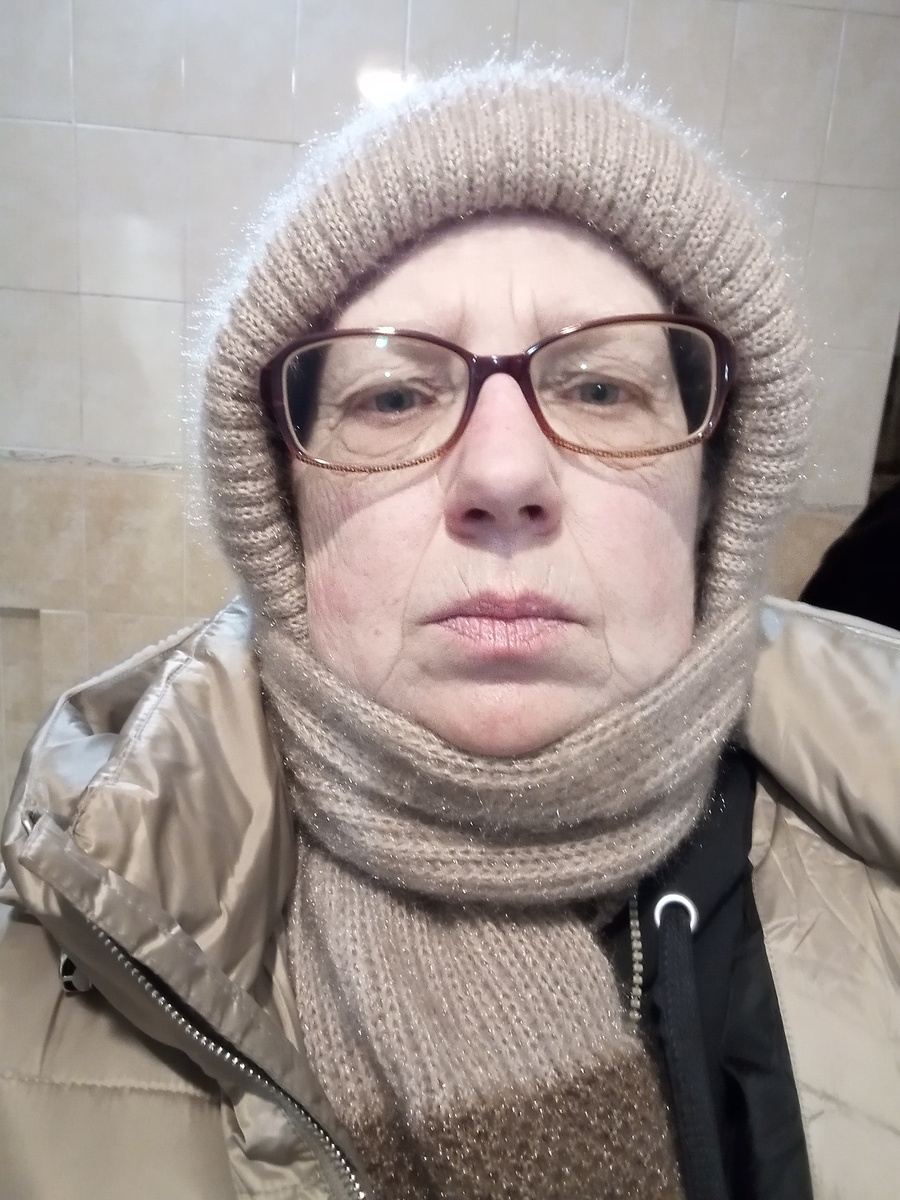 Только с поезда, еще сонная, в поезде хорошо спится, только жарко. О новой шапке ниже