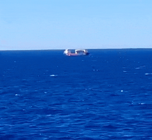    Русский сухогруз Ursa Major ("Большая Медведица") вскоре после взрыва в машинном отделении. Судно заметно накренилось на правый борт. Видео: ТГ-канал "МИГ России"