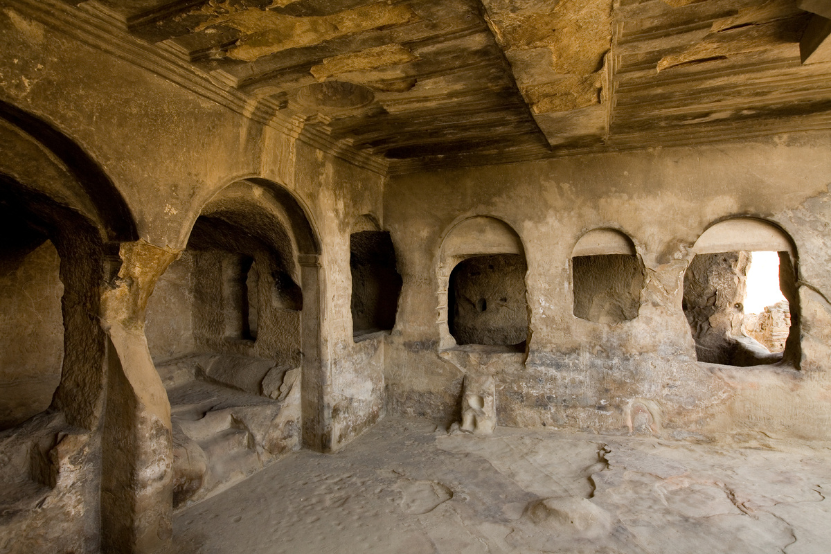 В скалах города высечены сотни сооружений