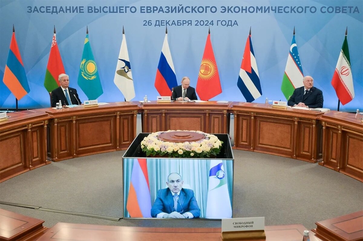    26 декабря 2024. Президент РФ Владимир Путин, президент Республики Казахстан Касым-Жомарт Токаев (слева) и президент Белоруссии Александр Лукашенко (справа) на заседании Высшего Евразийского экономического совета в расширенном составе. Премьер-министр Армении Никол Пашинян принимает участие в режиме видеоконференции.