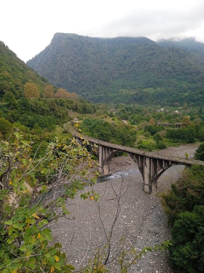 Один из таких ненужных в настоящее время, и потому заброшенных мостов. А мост этот действительно уникальный. Единственный в СССР железнодорожный мост с изгибом.