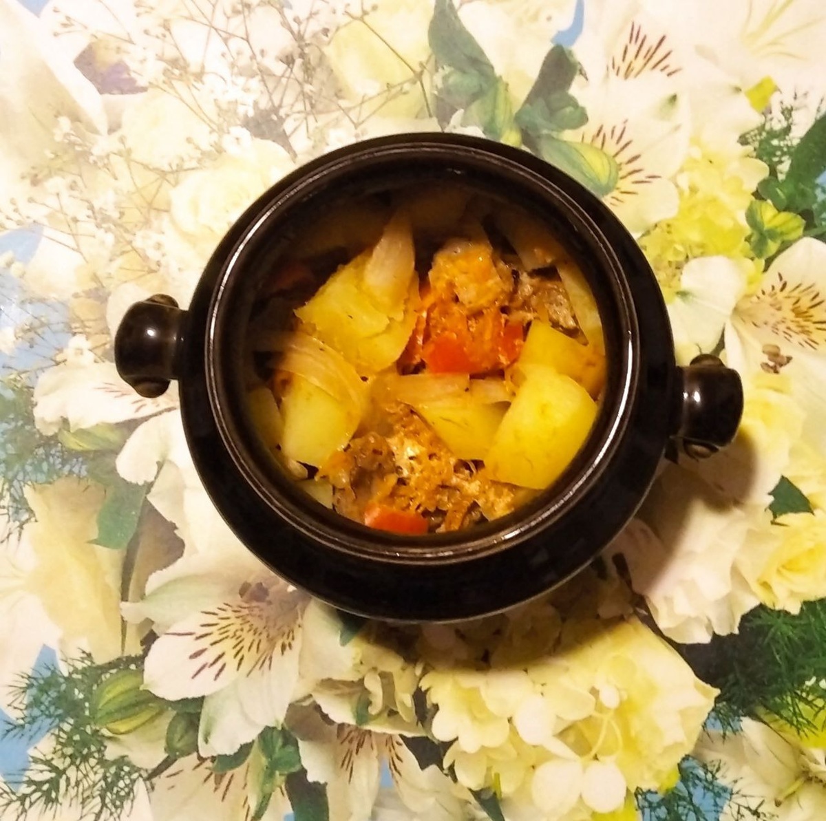 Мясо в горшочках с помидорами.