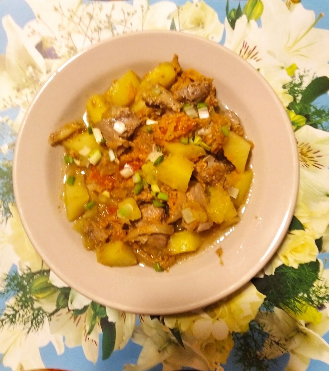 Украсить готовое блюдо зелёным луком.