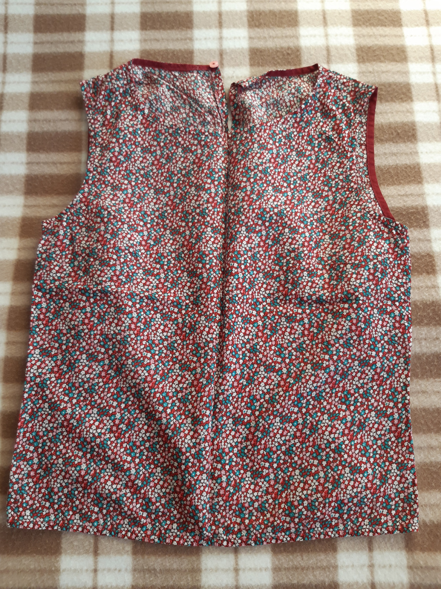 В наличии был топик из легкой х/б ткани с рисунком в мелкий цветочек