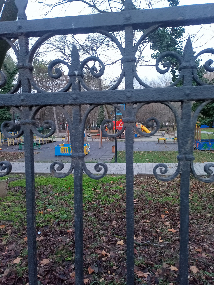 Прохожу мимо детского парка.