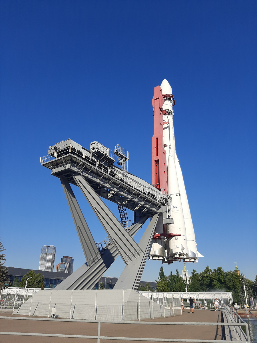 а это ее сестра-близнец в Москве