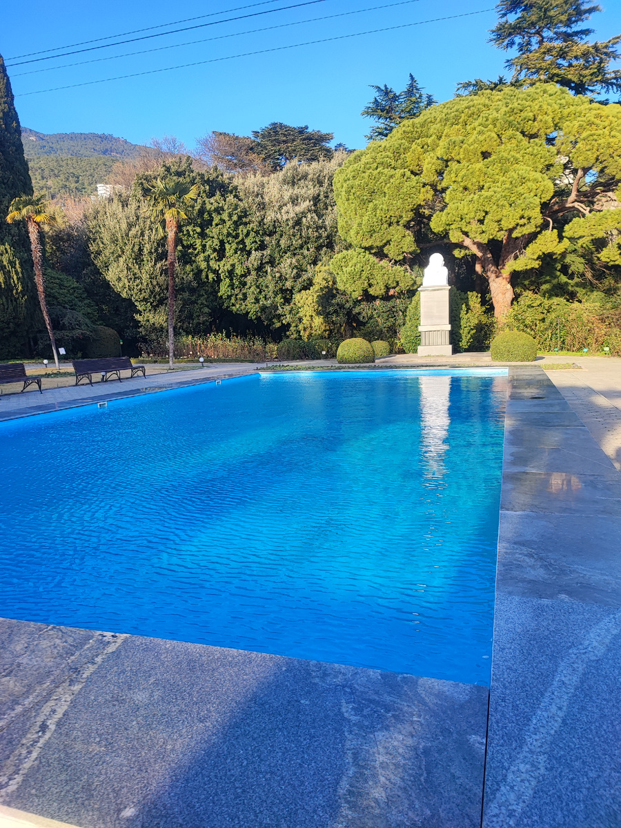 И Ленин как стоял , так и стоит ))