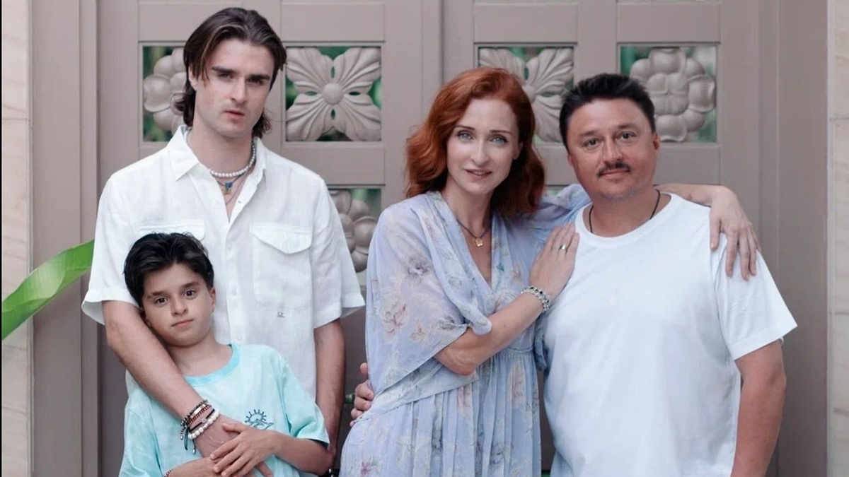 Актер и продюсер Максим Лагашкин с женой и сыновьями