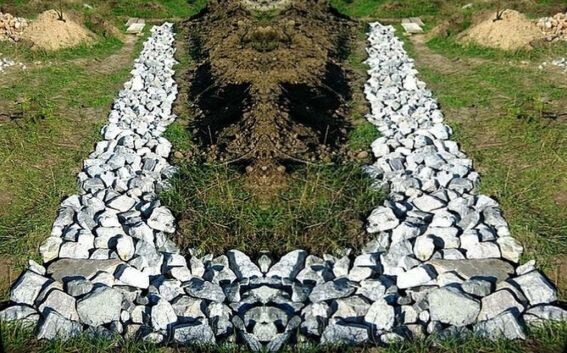 Бутовый фундамент. Коллаж из двух частей одной и той же фотографии