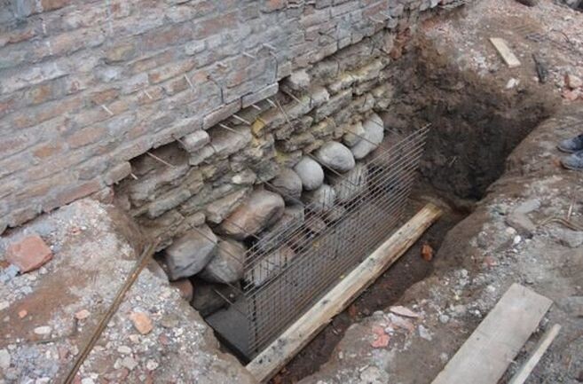 Бутовый фундамент под старым домом, которому более 100 лет, а то и 200