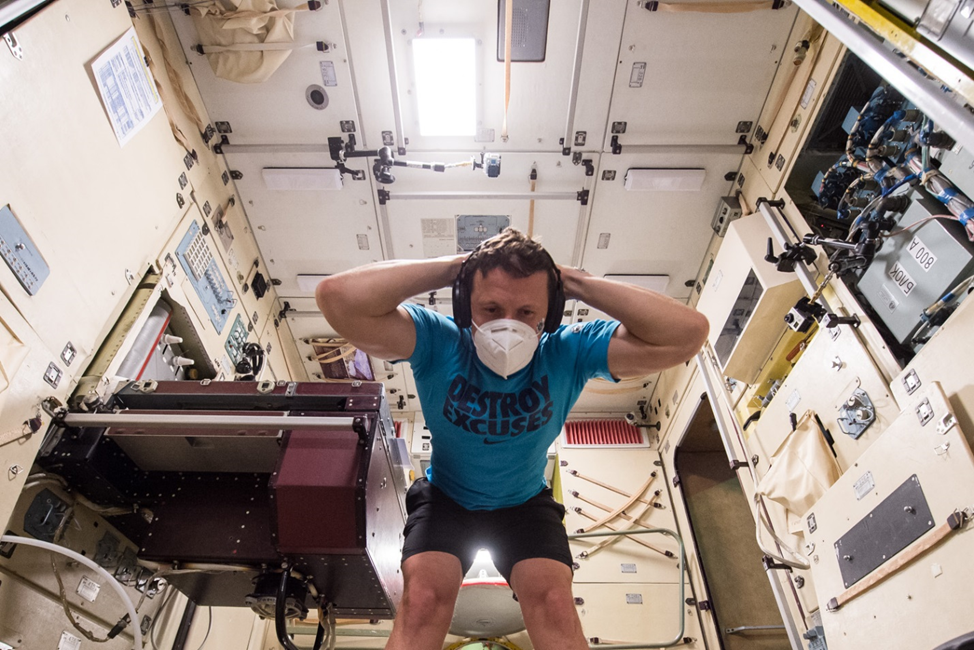 Физические тренировки на борту станции. Фото: Роскосмос