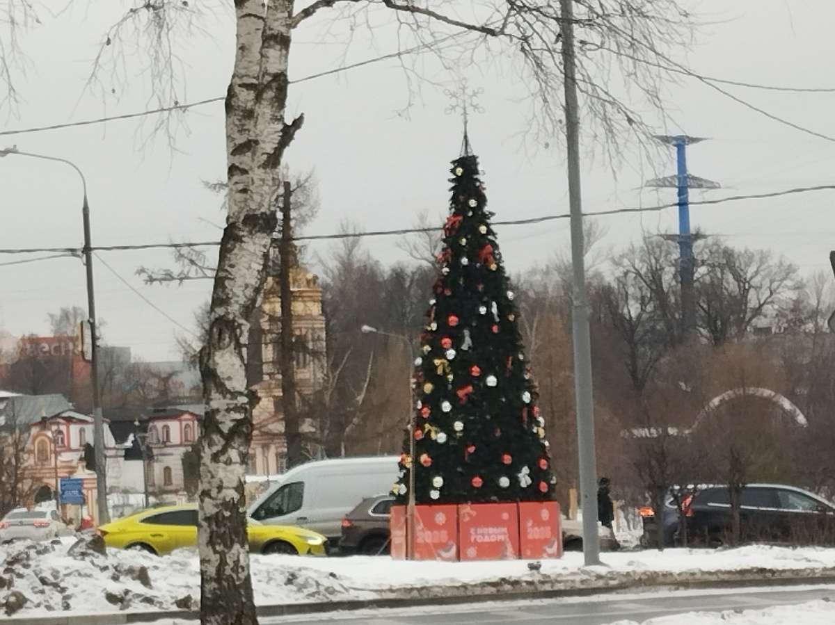 Ёлка в Ωопе мира, почти у МКАДа. Пересечение Алтуфьевского шоссе и Вологодского проспекта. ЗДЕСЬ и далее фото автора и(или) из личного архива автора.