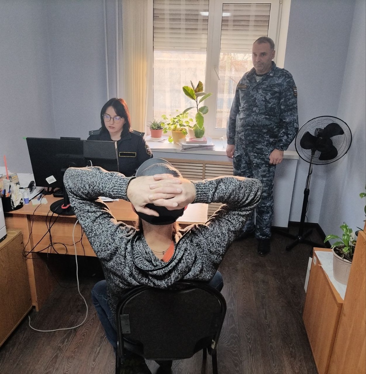 Должник общается с приставами. 