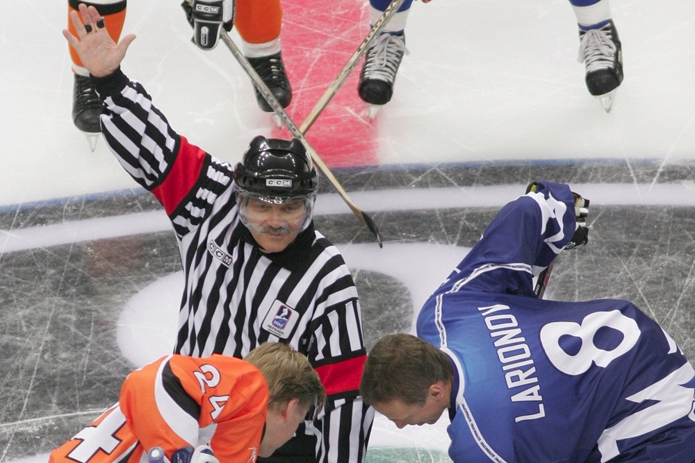    Рене Фазель (в центре) сам когда-то был судьей и прекрасно знает, насколько это непростая работа. / Алексей Крутов/ТАСС