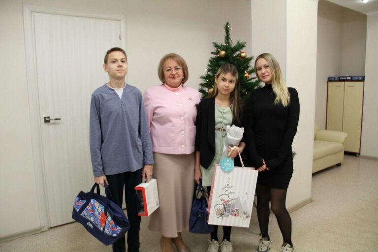    «Ёлка желаний»: министр Елена Сладкова исполнила мечты юных оренбуржцев Белов Михаил Александрович