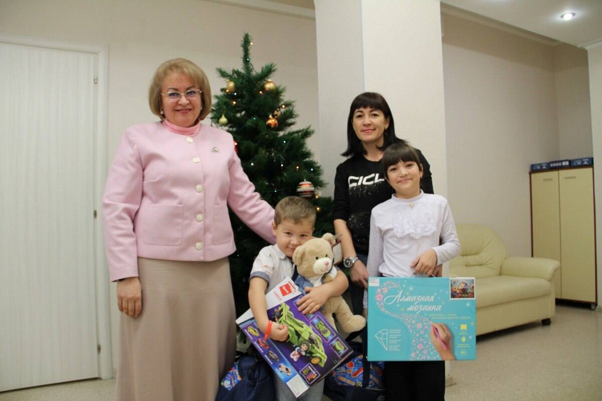  📷    «Ёлка желаний»: министр Елена Сладкова исполнила мечты юных оренбуржцев Белов Михаил Александрович