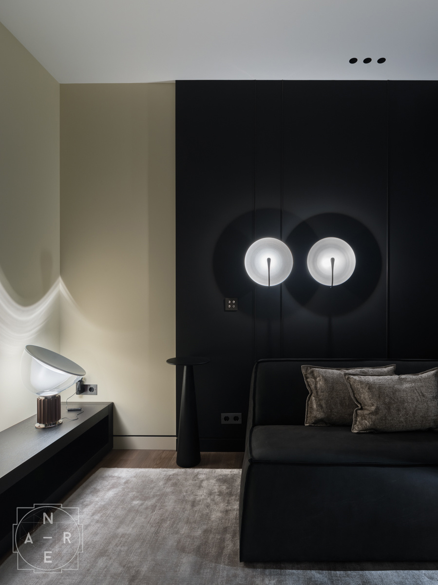 Cветильниик Flos Taccia / Бра Atelier 001 Cosmic.  Проект Anre Architects.