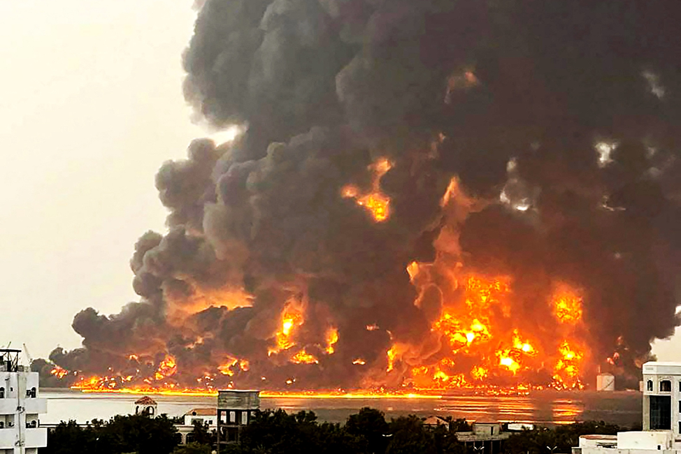 Контролируемый хуситами порт Ходейда, подожжённый израильским авианалётом