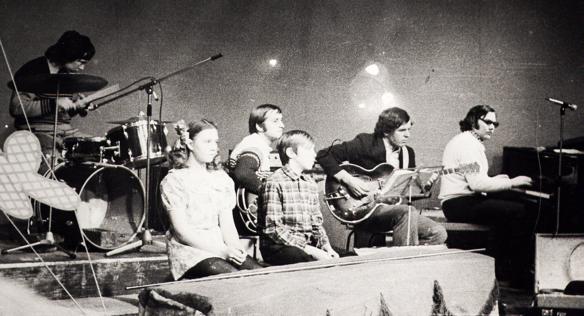 За роялем — Владимир Цалер. Во время съёмок на Свердловском телевидении