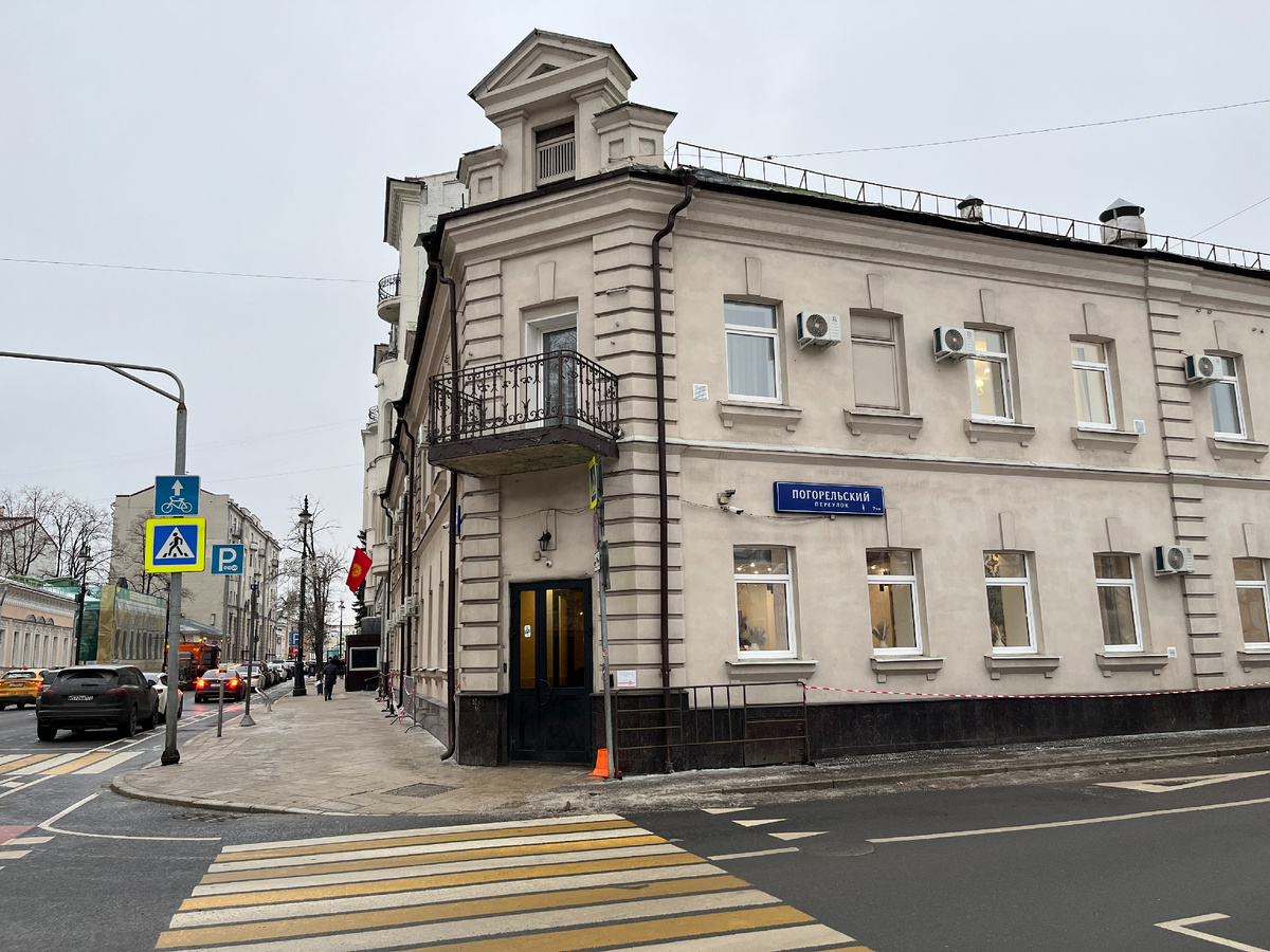 Вход в кафе «Ордо», угол Большой Ордынки и Погорельского переулка