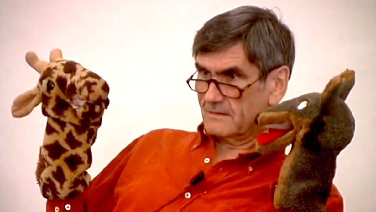 На лекциях и семинарах психолога Маршалла Розенберга, основателя ННО, общаются две игрушки: Жираф и Шакал. Жираф слушает своё сердце и в контакте с собой, а Шакал - нет