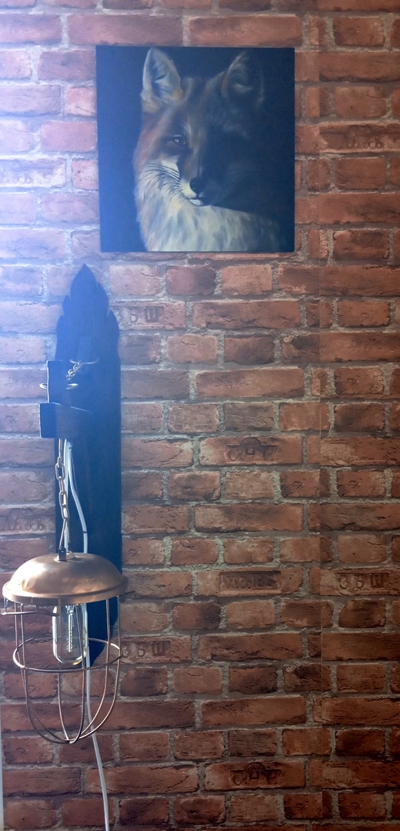 Лис. Смотрит на тебя из темноты. Словно чего-то ждёт. 