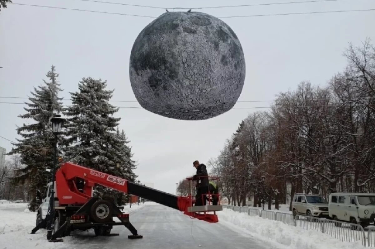   На эспланаде в Ульяновске «взошла» надувная Луна