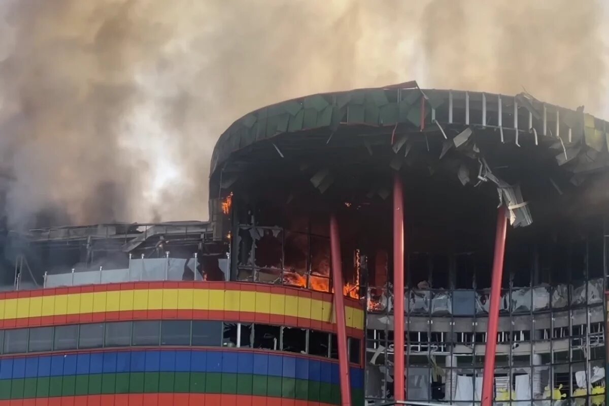 Есть предположение, что тело женщины выбросило на улицу взрывной волной. / ГУ МЧС России по Северной Осетии / Кадр из видео.