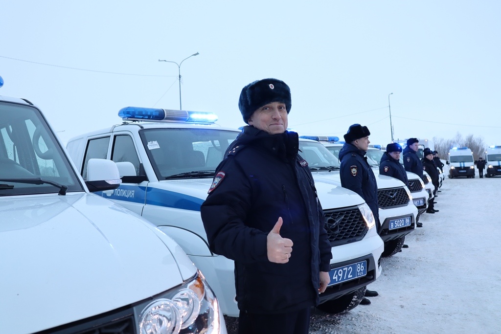    В Ханты-Мансийске полицейские получили 50 новеньких служебных авто