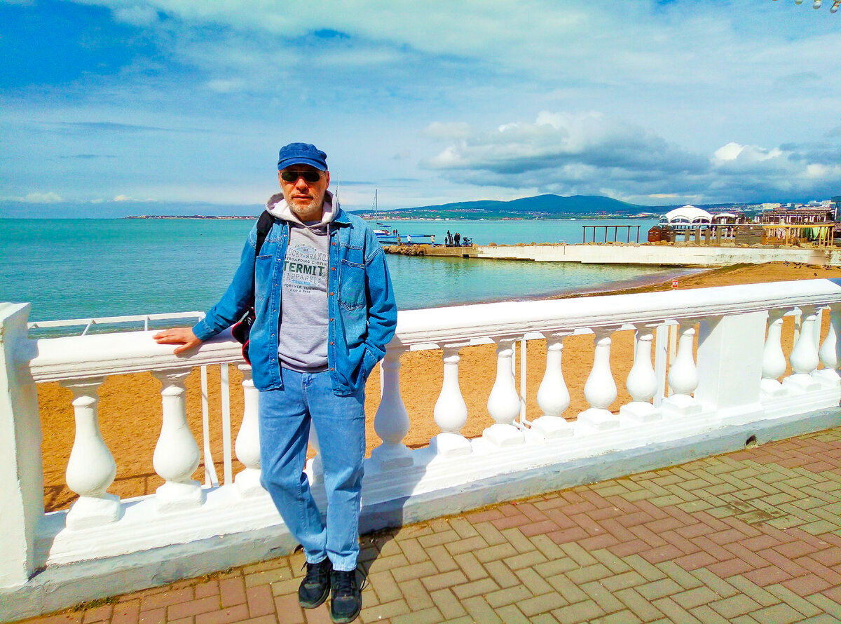 Набережная Геленджика, Чёрное море, пляж, горы, Михаил Лекс — автор рассказа и канала.