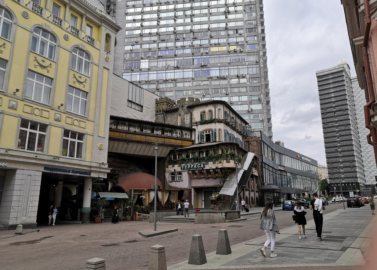 Арбатский переулок соединяет улицы Арбат и Новый Арбат. Здесь расположен и грузинский ресторан, и знаменитая в СССР пивная «Жигули». Фото: Лана Ржевская