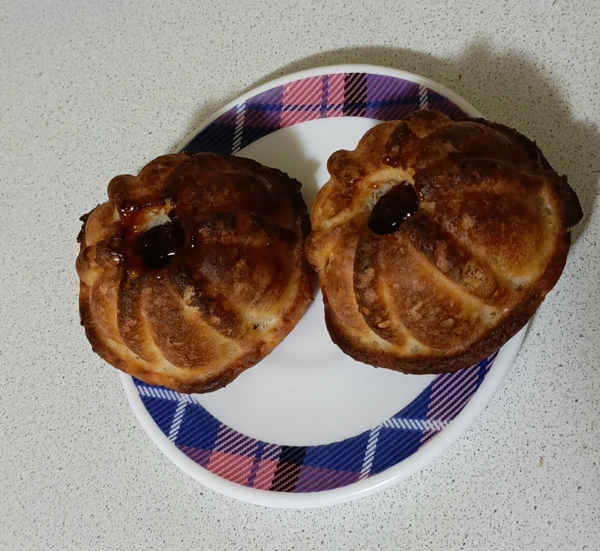 Завтрак 2 творожных кексика общей калорийностью 158 ккал. Кофе.