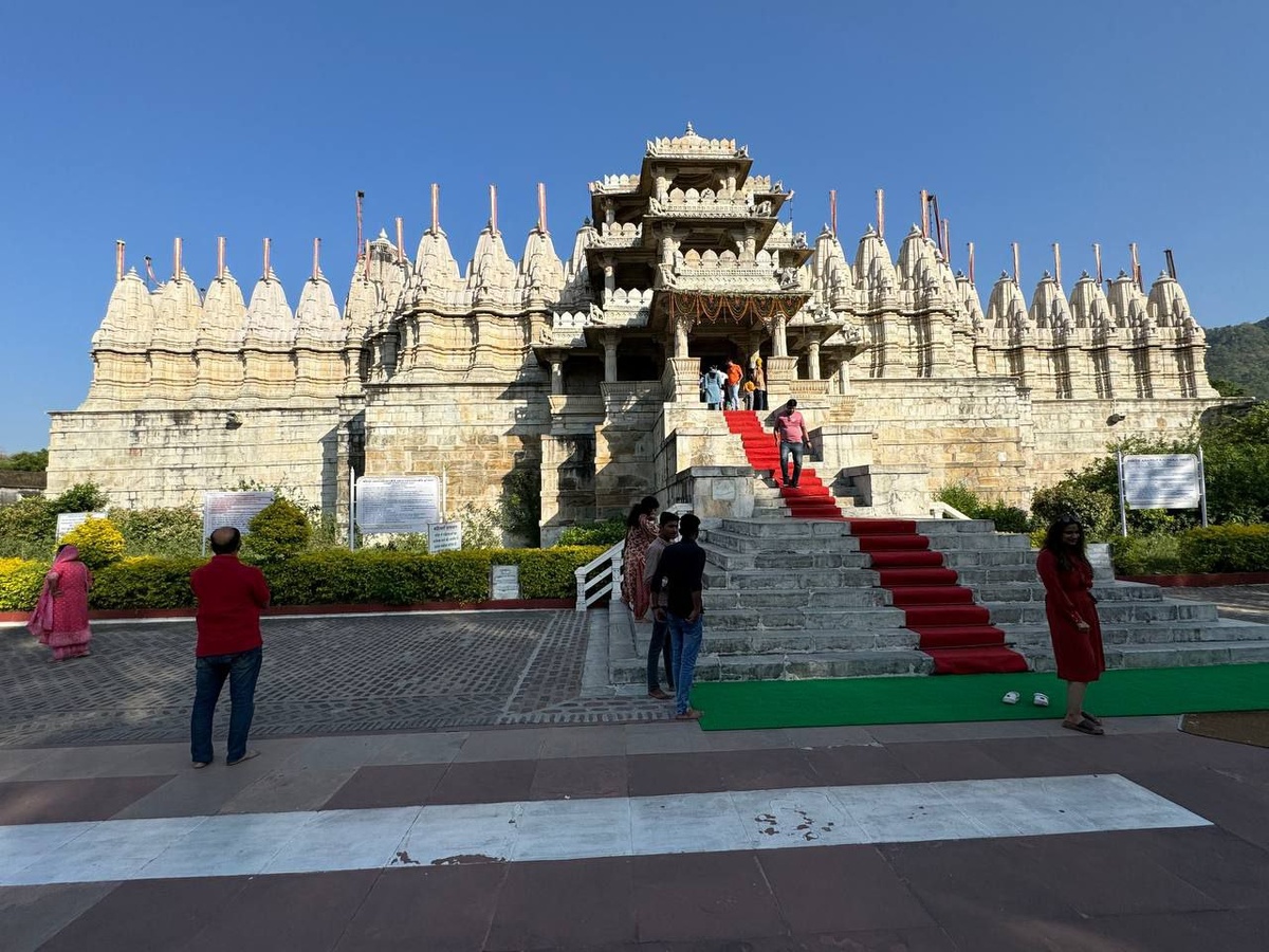 Храм Чатурмукха Адинатх, вид снаружи