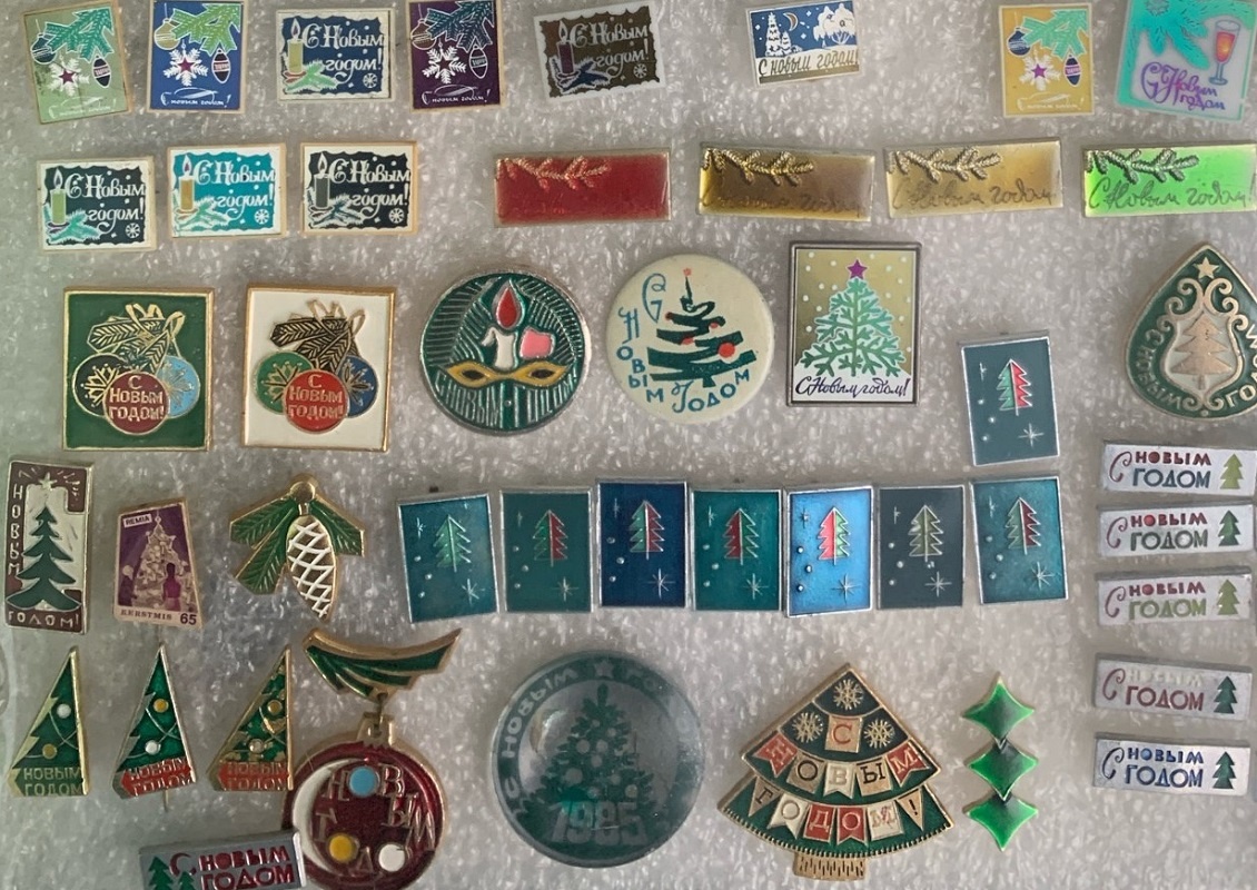    Новогодние значки, как украшения на ёлке – самые разные