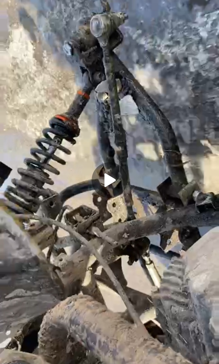 При повороте не выдержал нагрузки. 