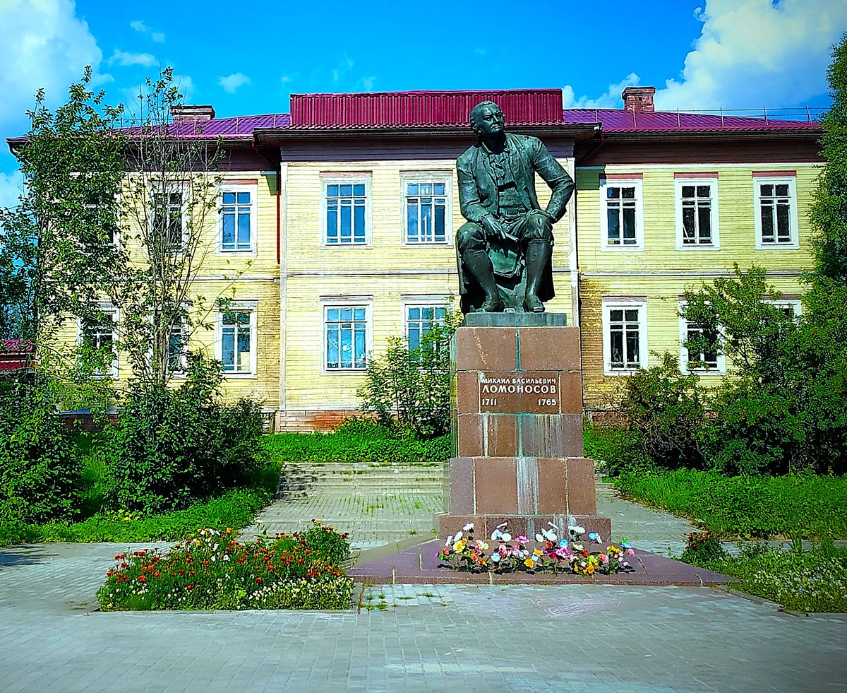 Д. Ломоносово (хангельская обл.) .Памятник М. В. Ломоносову