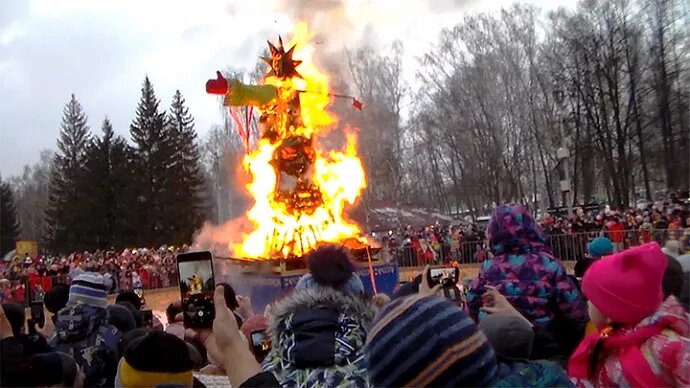 На сырную неделю (маслицу) народ сжигает чучело с антропоморфными  чертами, принося "мирную" жерву.